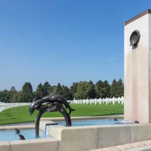 A management monument with a fountain in the middle of a field.